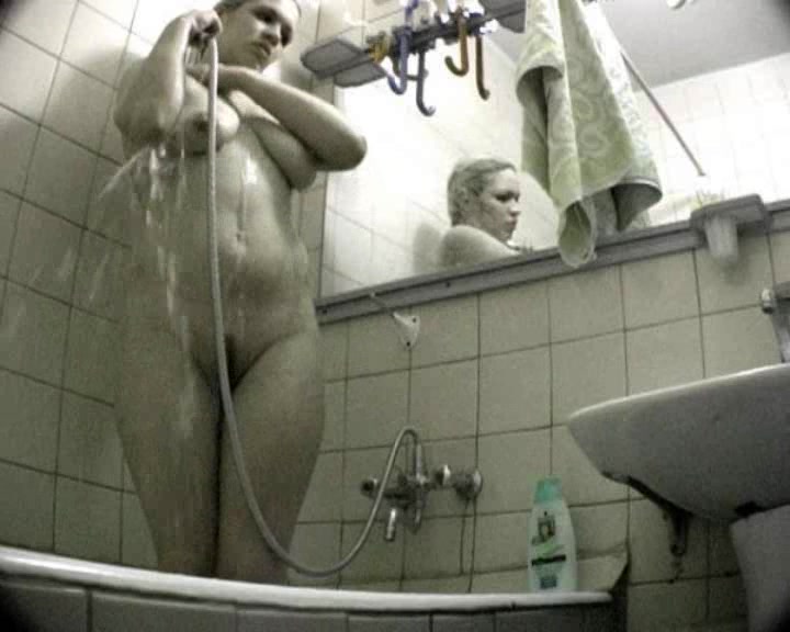 В ванной зрелая толстуха перед домашней скрытой камерой принимает душ