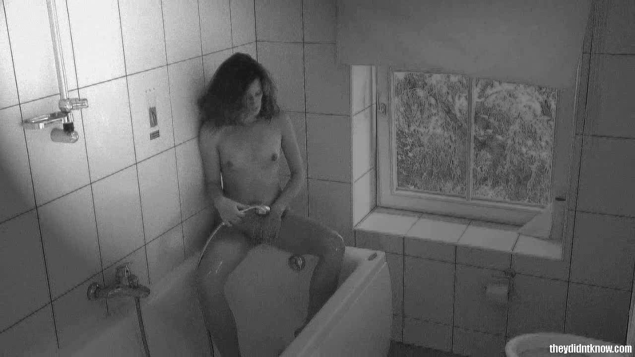 Девушка развлекается в ванной пока ее снимает скрытая камера