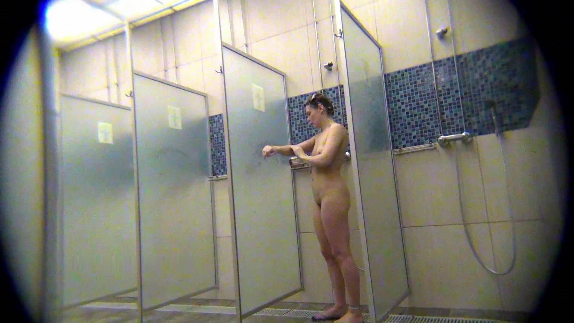 Девушка приняла душ после бассейна и попалась голой на камеру в кабинке