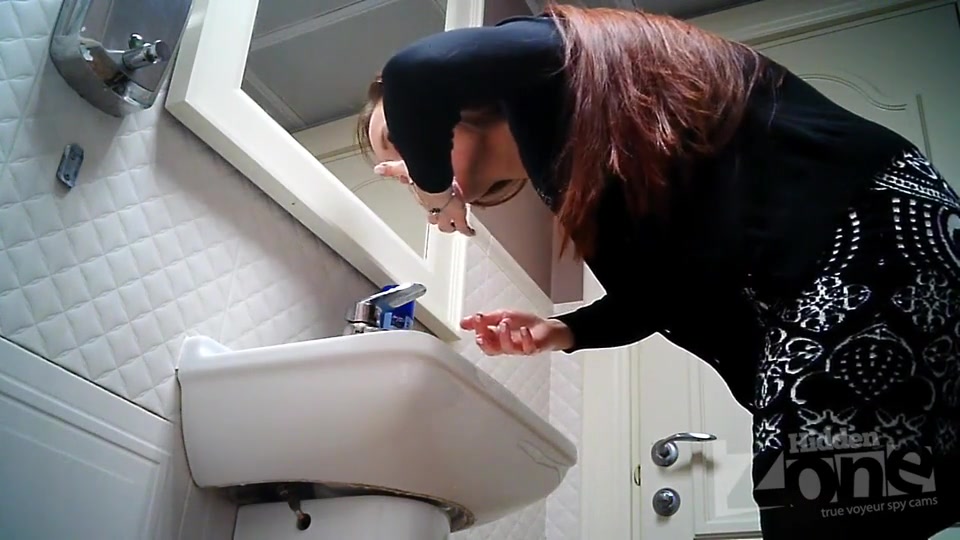 Две видеокамеры снимают девушку в туалете