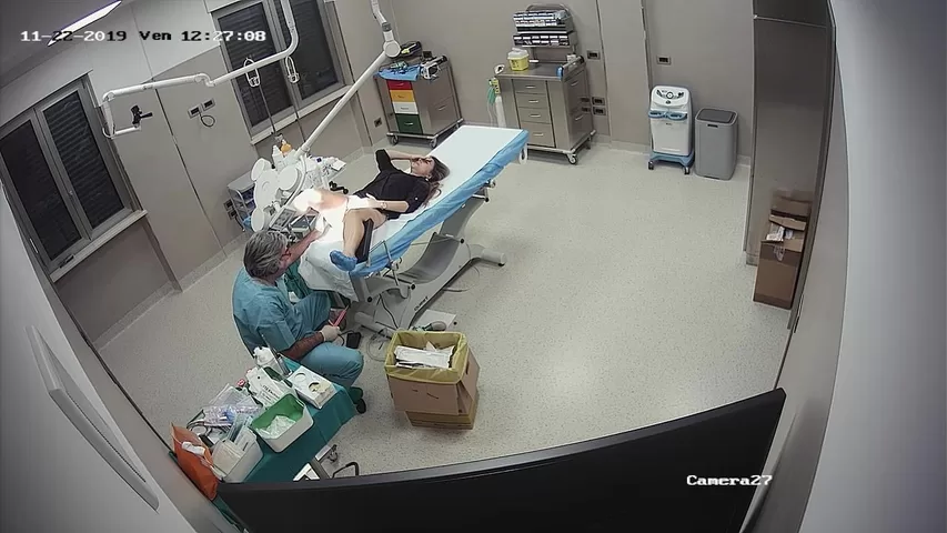 Блондинку в процедурном кабинете снимают на скрытую камеру